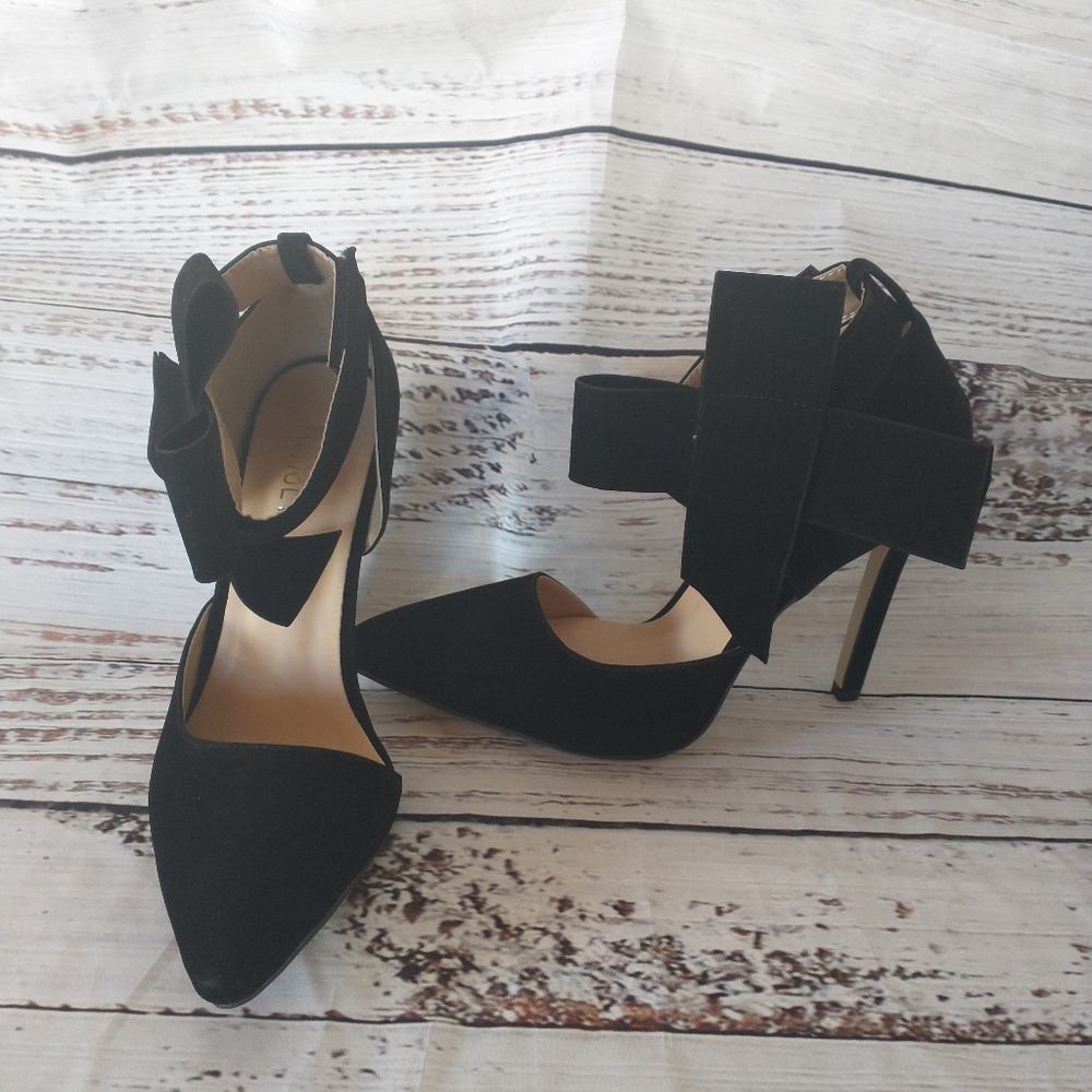 Elegant Black Heels with Bow Detail
